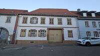 In der Herrnsheimer Hauptstraße 38 befindet sich das Anwesen der ehamligen Thurn und Taxis'schen Posthalterei, das über eine eigene Brauerei verfügte. Das traufständige Wohnhaus wurde im 18. Jahrhundert errichtet.