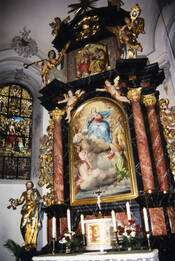 Das Bild zeigt den spätbarocken Altar der katholischen Kirche in Dromersheim