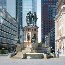Gutenberg-Denkmal mit Statuen von Gutenberg, Fust und Schöffer in Frankfurt am Main