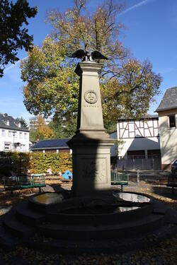 Kriegerdenkmal am Adolfsplatz für die Gefallenen der Kriege 1870/71, erbaut 1894.