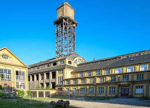 Das Betriebsgebäude, Erzsilo mit Förderturm und Maschinenhaus der Grube Amalienhöhe/Dr. Geier
