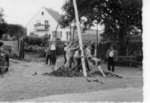 Aufstellen des Kirmesbaums im Jahr 1963.