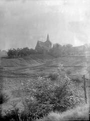 Wallgraben rechts neben der Pfarrkirche. Lehrer Heinrich Reininger machte das Foto um das Jahr 1928.