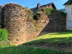 Vom Nordturm ausgehende Burgmauer