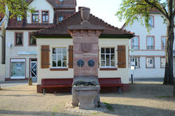 Laufbrunnen auf dem Marktplatz. Im Hintergrund ehemaliges Waagehaus.