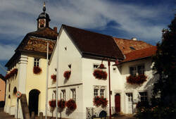 Rathaus mit Nachbarhaus