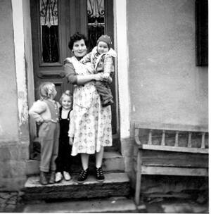 Hannelore Gombert mit Franz-Josef und zwei Nichten
