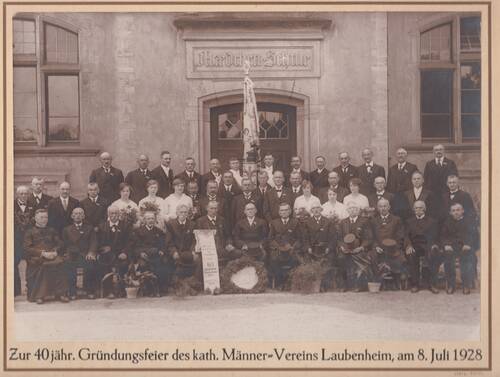 Abb. 9: Der katholische Männerverein Laubenheim zum 40. Jubiläum am 8. Juli 1928. Vorne links Pfarrer Goedecker