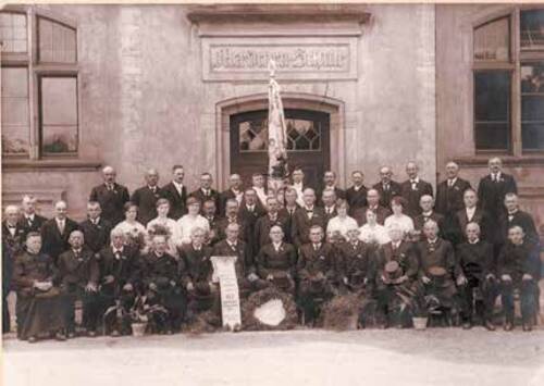 Abb. 9: Der katholische Männerverein Laubenheim zum 40. Jubiläum am 8. Juli 1928. Vorne links Pfarrer Goedecker