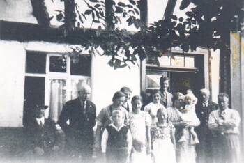 Familienmitglieder „Fraje“ mit dem Hausherrn Christian Hübinger 2.v.r.