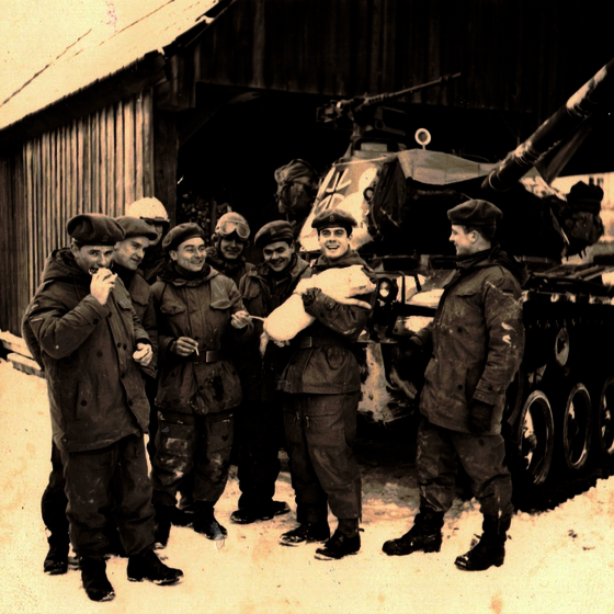 Gruppenfoto (mittig der Autor mit einem Ferkel auf dem Arm) während einer Wehrübung mit einem Panzergrenadierbataillon im Fränkischen Jura am 20./21. September 1965.