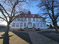 Das stattliche Gebäude der Dalbergschule (Höhenstraße 19) ist ein zweigeschossiger Walmdachbau mit Zwiebeltürmchen im Jugendstil mit Anklängen des Heimatstils. Es wurde 1908 errichtet und ist heute das einzige erhaltene Dorfschulhaus dieser Art in Worms.