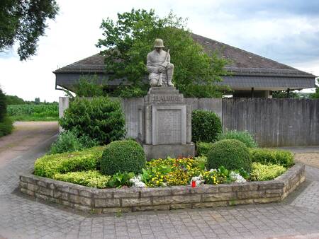 Das Kriegerdenkmal auf dem Vorplatz des Ehrenfriedhofs