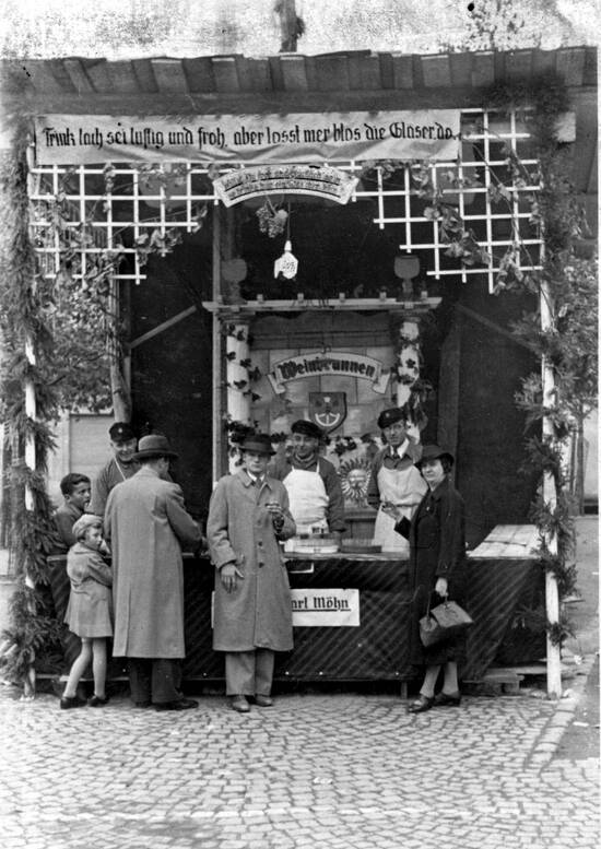 Abb. 2: Winzerfest; Weinstand von Karl Möhn auf dem Marktplatz vor dem Röhrbrunnen, um 1935