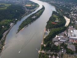 Das Bild zeigt die Rheininsel Nonnenwerth, links im Bild Rolandswerth