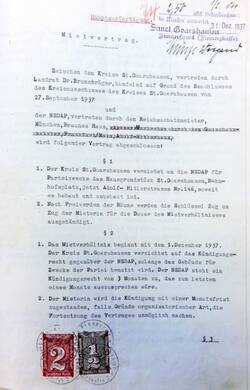 Die Hauptausfertigung des Mietvertrages zwischen der Kreisverwaltung St. Goarshausen und dem Reichsschatzmeister der NSDAP vom 8. Dezember 1937. Das Dokument trägt die Siegel und Unterschriften des Landrates, der Gauleitung und des in München residierenden Reichsschatzmeisters der NSDAP, Franz Xaver Schwarz. Die Tatsache, dass der Mietvertrag der Genehmigung durch die oberste Parteiführung bedurfte, wirft ein Schlaglicht auf das die NSDAP kennzeichnende Führerprinzip.