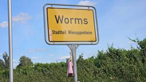 Ortschild von Worms-Wiesoppenheim