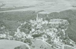 Gezeigt wird eineLuftbildaufnahme in scharz-weiß der Burg Reichenberg