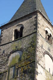 Die Abbildung zeigt den Glockenturm der Alten Kirche in Miesenheim