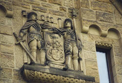 Das Bild zeigt zwei Ritter mit Wappen auf dem Schloss Waldthausen