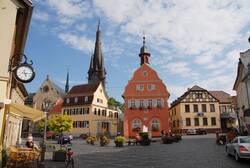 Das Bild zeigt den Marktplatz von Gau-Algesheim