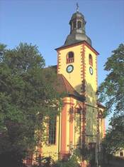 Zu sehen ist der Glockenturm der katholischen Pfarrkirche St. Bonifatius in Abenheim