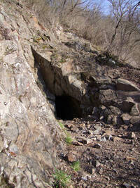 Der Höhleneingang zur Schinderhannes Höhle