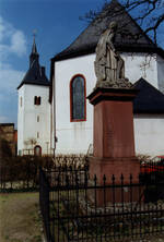 Das Bild zeigt die katholische Kirche St.Johann mit ihrem romanischen Westturm (ca.900).