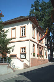 Das Bild zeigt das Herrnsheimer Rathaus