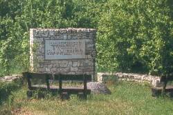 Das Bild zeigt den Gedenkstein des Kloster Weidas in Dautenheim