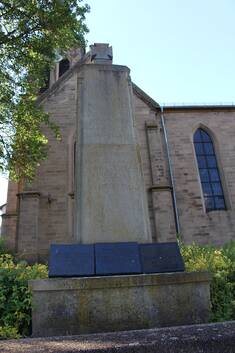 Das Kriegerdenkmal in Heimkirchen wurde in den 1920er Jahren zur Ehrung der Gefallenen des Ersten Weltkrieges errichtet. Nach dem Zweiten Weltkrieg wurden die Inschriften angepasst, um auch an die Gefallenen und zivilen Opfer dieses Krieges zu erinnern.