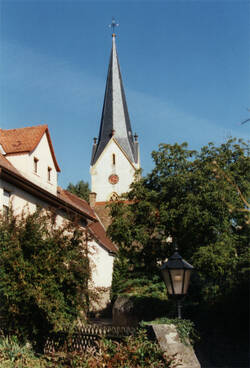 Das Bild zeigt den Kirchturm von St. Alban in Gabsheim