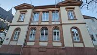 Das Herrnsheimer Rathaus ist ein aufwendiges zweistöckiges Gebäude im klassizistischen Stil und wurde um 1820/30 erbaut.
