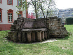 Diese Bild zeigt die Rekonstruktion einer Fussbodenheizung in einem römischen Wohnhaus, Hypocaustum