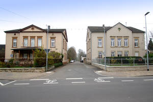 Die ehem. Pfarrhäuser von Waldalgesheim wurden 1841 flankieren die Einmündung der Neustraße in die Provinzialstraße und bildeten einen eindrucksvollen Zugang zum historischen, heute aufgrund von Bergschäden weitgehend aufgegebenen, Ortskern.