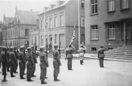 Übergabe des ehemaligen „Adolf-Hitler-Hauses“ an die französische Militärverwaltung durch die US-Amerikaner am 10. Juli 1945. Im Hintergrund deutlich zu erkennen das alte Landratsamt.