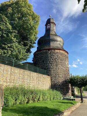 Der sogenannte Gefängnisturm in Unkel wurde um 1553 als Teil der Stadtbefestigung errichtet und erhielt Anfang des 18. Jahrhunderts seine barocke Haube.