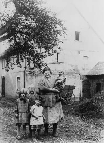 "Schnieje Sofie" mit Kindern im Hof von H29