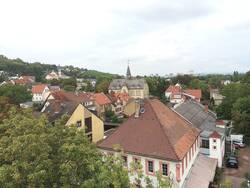 Mainz-Laubenheim. Vorne das historische Gasthaus Mainzer Hof, im Hintergrund das Zementwerk Weisenau. Links oben die katholische Kirche Mariä Heimsuchung, in der Mitte das alte Schulhaus.