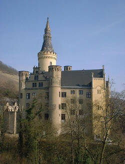 Das Bild zeigt die Westseite von Schloss Arenfels