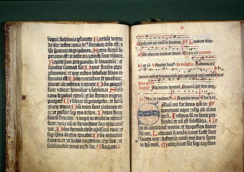 Seite aus dem Mainzer Psalter, 1457. Dabei wurde ein aufwendiger Drei-Farben-Druck (Schwarz, rot und blau) verwendet und nur Notenlinien und Noten per Hand eingezeichnet.
