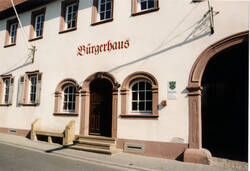 Rathaus mit Torbogen