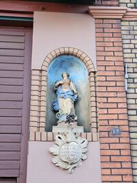Muschelnische mit Madonnenfigur am Gebäude Schmiedgasse 12.