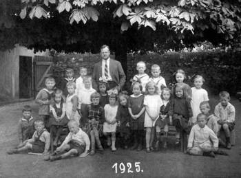 Abb. 3: Erste Klasse an der Volksschule Laubenheim, mit Lehrer Adam Bitz, im Jahr 1925