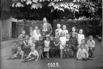 Abb. 3: Erste Klasse an der Volksschule Laubenheim, mit Lehrer Adam Bitz, im Jahr 1925