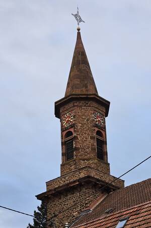Turm der St. Bonifatiuskirche in Weinsheim mit Turmuhr