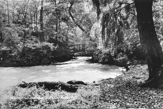 Abb. 2: Park vor 1969 mit Weiher und Brücke