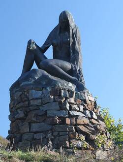 Bronzeplastik der Loreley am Loreleyhafen, St. Goarshausen. Geschenk der Künstlerin Natasha Alexandrowna Prinzessin Jusoppow an die Stadt Sankt Goarshausen, 1983.