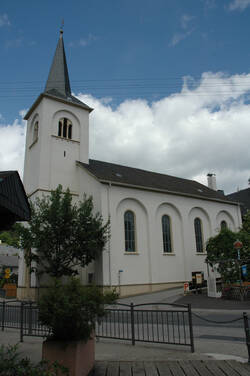 Zu sehen ist eine Gesamtansicht der evangelischen Kirche in Mengerschied