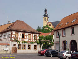 Zu sehen ist der Der Carl-Zuckmayer-Platz im alten Ortskern von Nackenheim. Links im Bild das Landhotel St. Gereon